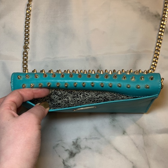 🎒 NWT Sea Green Studded Wallet on a Chain Rebecca Minkoff - Picture 7 of 16
